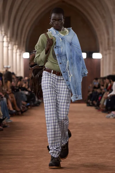 Look 25